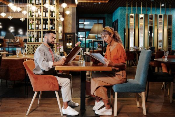 Découvrez comment un porte menu personnalisé améliore vos plats